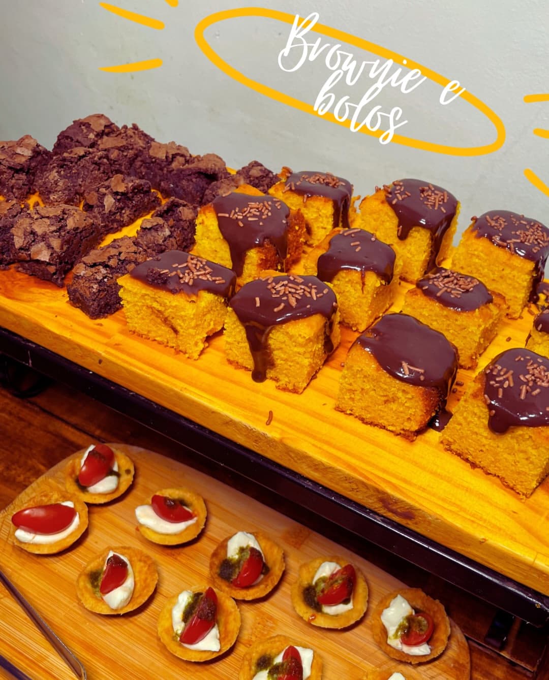 Café colonial: brownie e bolo com calda de chocolate, e canapés com tomate.