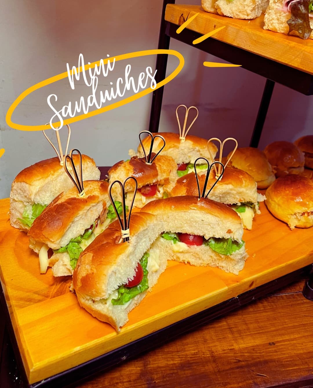 Café colonial: mini sanduíches com alface e tomate em tábua de madeira.