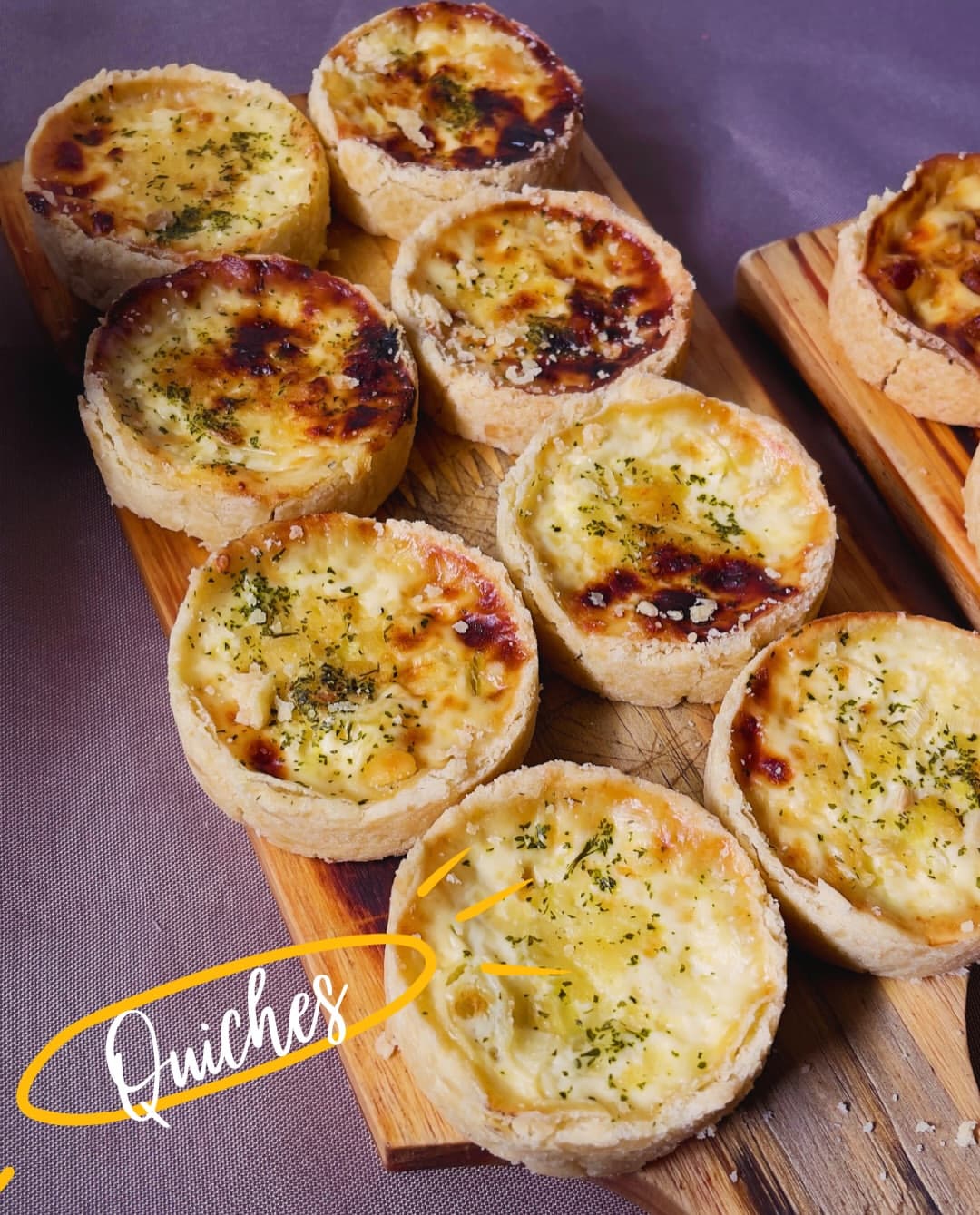Café colonial: quiches gratinadas em tábua de madeira.
