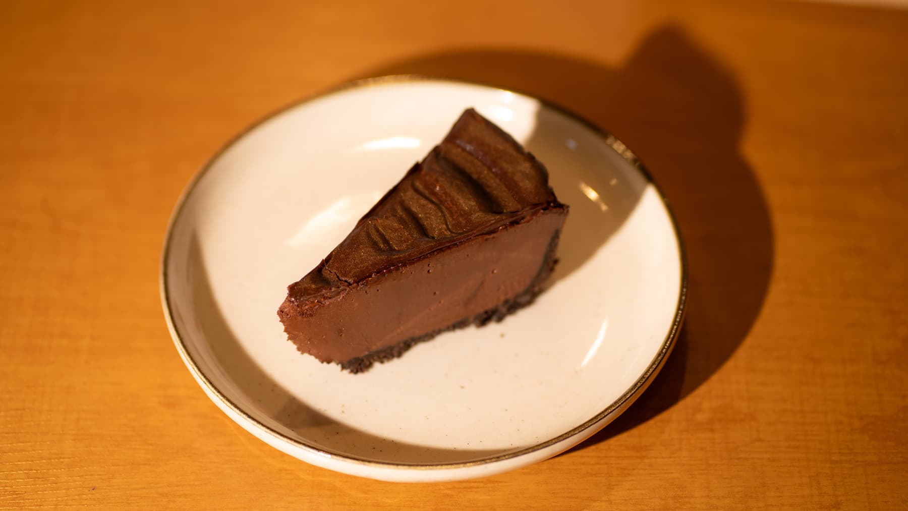 Fatia de torta de chocolate em prato de cerâmica.